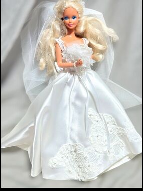Source Unknown White Bridal Doll with Blonde Hair